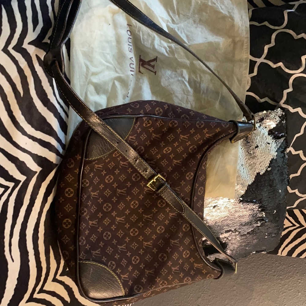 Authentic Louis Vuitton cross body purse